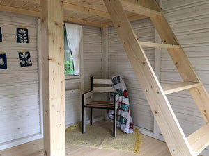 a2 disain puidust laste mängumaja Lumekakk sisevaade redeliga teisele korrusele