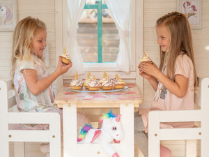 Tüdrukud söövad koogikesi a2 disain roosas laste mängumajas Väike Printsess