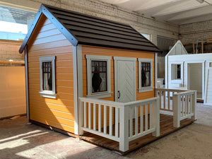 a2 disain kiirelt kokkupandav laste mängumaja Võlukõrvits  pruuni plekk-katuse ja valge piirdega puitterrassiga