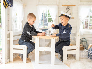 Poisid mängivad a2 disaini seest värvitud mängumajas puidust lastemööblil