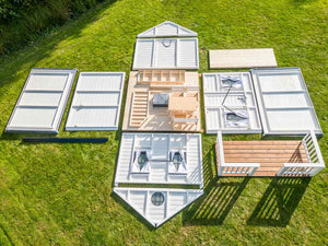 a2 disain täispuidust mängumaja Sinilind lõppviimistletud paneelid, lastemööbel, terrass ja plekk-katus murul